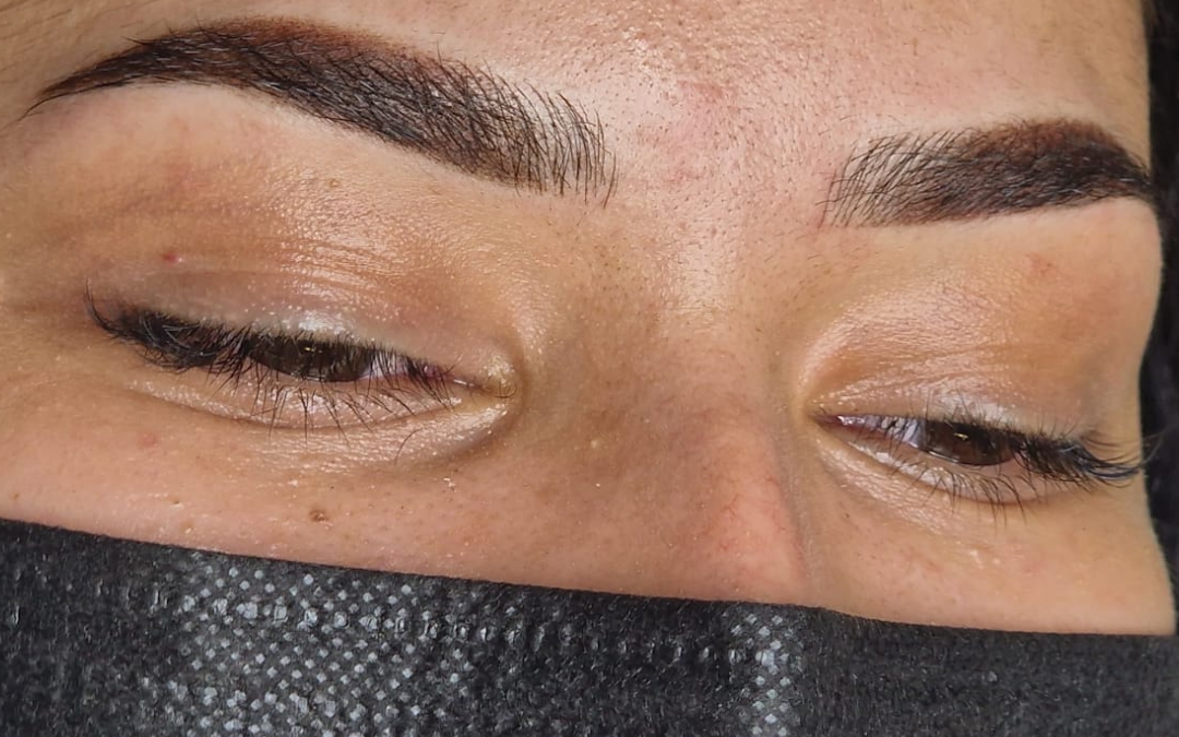 Microblading vai puuterikulmat – kumpi sopii sinulle?